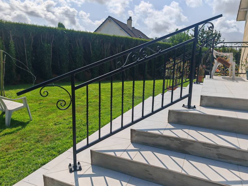 Fabrication sur mesure d’une rambarde d’escalier extérieur en acier thermolaqué réalisée par la Métallerie Guéville Benoît à Auffay.